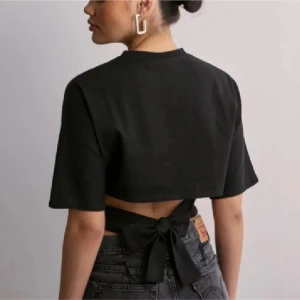 Topp Nelly  - Jätte fin topp som man knyter i ryggen, inga defekter! Tryck gärna på köp nu eller skriv privat vid frågor 💗