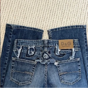 DOLCE GABBANA JEANS - SÅ snygga d&g jeans! Köpta på plick för ca 2 veckor sen, säljer då dem var lite stora 💗 använd gärna köp nu!