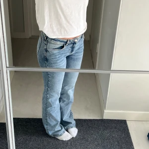 lågmidjade jenas - storlek 42 men passar 38 innerbenslängd: ca 81 midjemått: ca 40