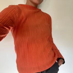 Orange ribbad tröja - Den finaste orangea färgen!! Jätteskönt material och lite ”boatneck” hals. Nyskick!