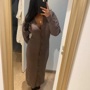 Gina tricot klänning  - Säljer denna sjukt snygga klänning som är helt slutsåld på Ginas tricot hemsida. Den har ingen prislapp men den är helt  oanvänd enbart testad🥰.