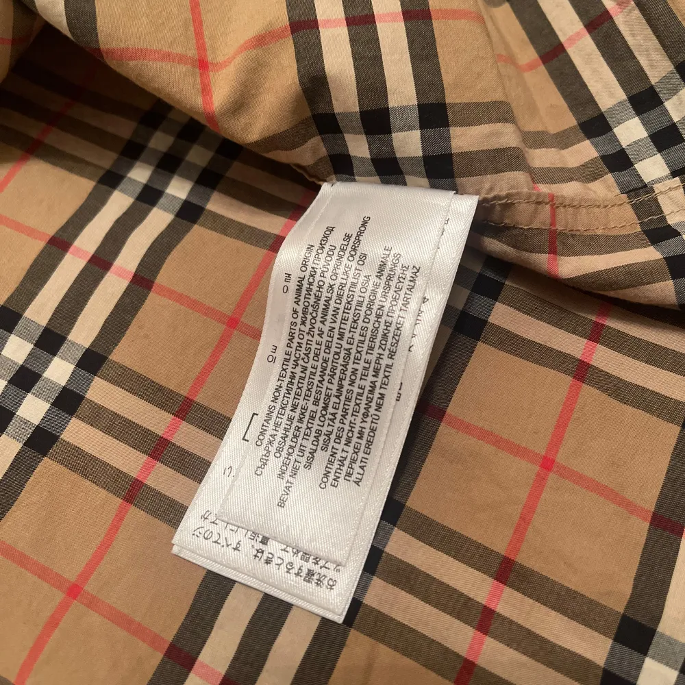 Helt ny Burberry skjorta storlek M kan även passa för L och köpt via NK Göteborg   priset är 7490 kr i Butiken   kvittot följar med på köpet  Så skicka DM via intresse . Skjortor.