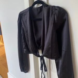 Topp - Super fin topp med knytning framtill. Storlek xs/s, knappt använd