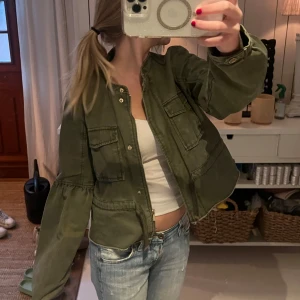 Grön jacka  - INTRESSEKOLL!! Grön jacka i jeans material, lite volangliknande. Super fin🤗🤗❣️storlek M men passar mig som är S