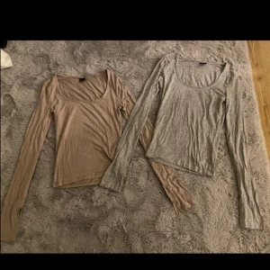 Två tighta tröjor med utsvängda armar - Bra skick, inte andvänt så mycket.