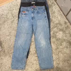3 par jeans - Säljer nu dessa 3 par jeans i bulk då de inte används och jag bara vill bli av med de. Som nyanvända och inga defekter. 2 par från zara strl 34 och ett från empyre 32