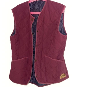 Rid väst - Har inte anvönt den så jätte mycket, den är i storlek M men den är stor i storleken så skulle mer säga L 