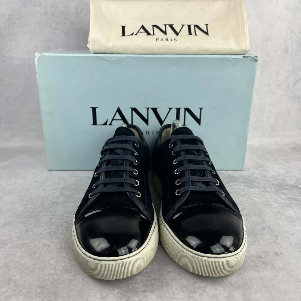 Lanvin captoe sneaker  –  Skick: 9/10  –  Storlek: 41/UK7  –  Tillbehör: Box & dustbag  –  Nypris: 5200 kr  Denna modell är stor i storlek och vi rekommenderar att gå ner en storlek. Skor.