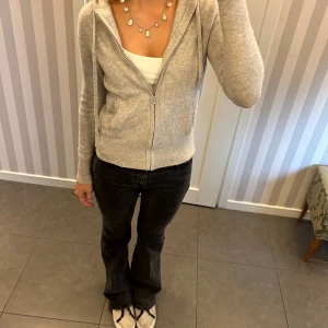 Softgoat - Säljer min superfina ljusgrå softgoat zip tröjan, använd flitit men bra skick!  Nopprig, men går att få bort, en ficka har lossnat vid ena kanten på insidan(inget som syns när man har på sig den) Nypris 2700kr. Skriv vid frågor eller fler bilder🥰