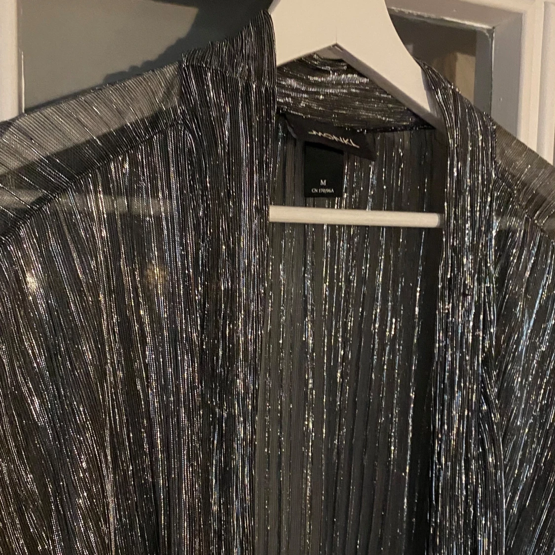 Glittrig långärmad klänning - 91