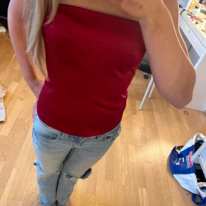 Vin röd korset - Super fin vin röd korset topp i jätte fint skik säljer pga att den är för stor 