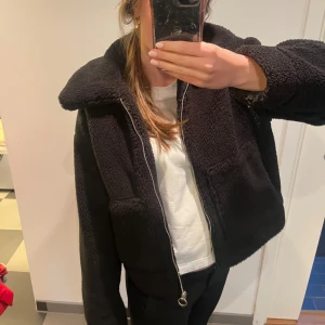 Svart teddyjacka - Jättemysig svart teddyjacka från bikbok! Perfekt till vintern och hösten🍂🍁❄️