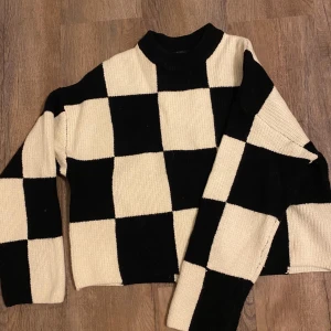 Stickad rutin tröja  - Gina Tricot. Som ny, kommer tyvärr inte till användning.