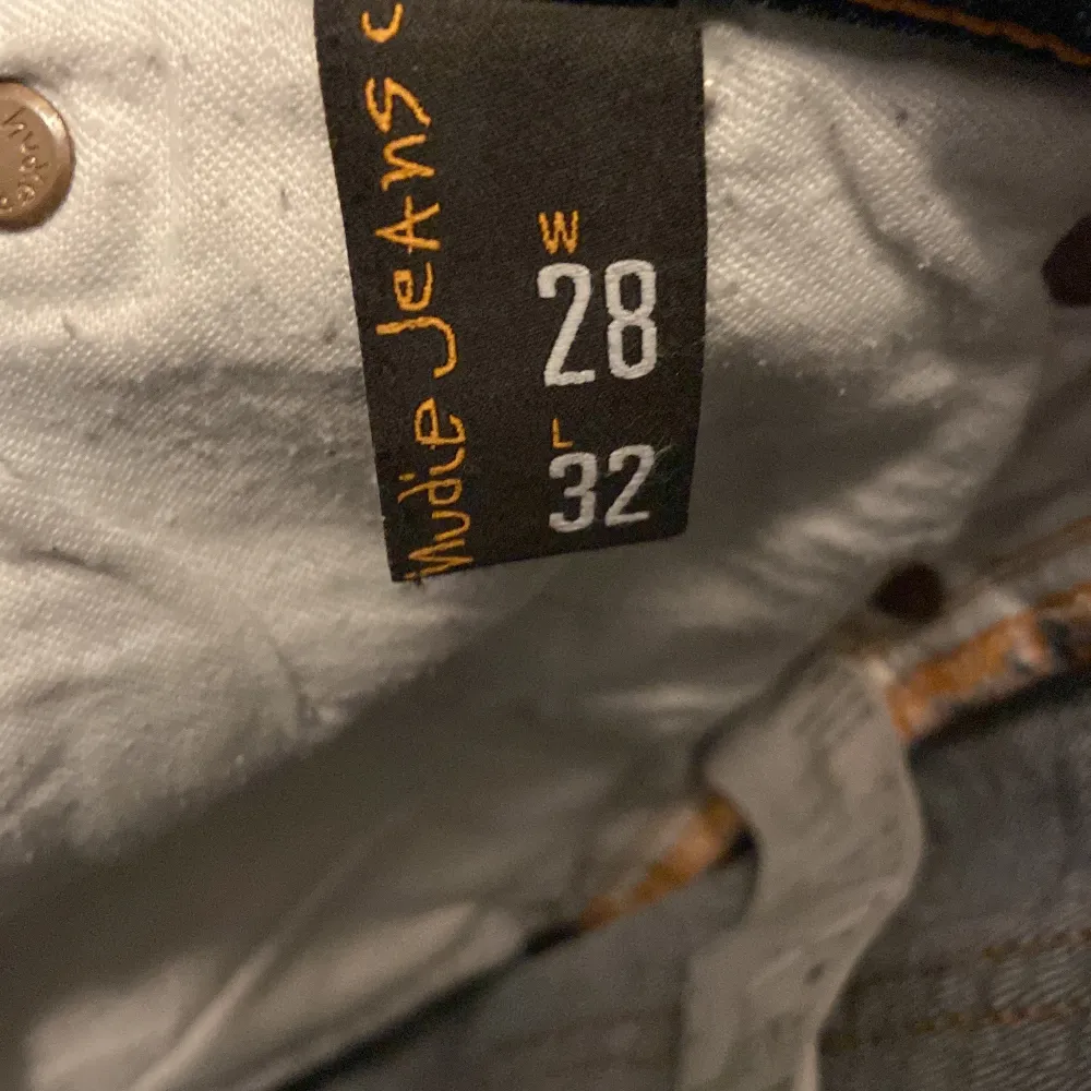 Säljer ett par feta blå jeans från Nudie Jeans. De har en klassisk femficksdesign och en snygg tvätt med lätt slitna detaljer. 28/32 . Jeans & Byxor.