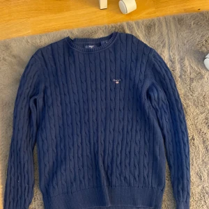 gant tröja - marinblå använd väldigt få gånger bra skick  158 men passar xs