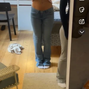 Lågmidjade jeans - Bootcut jeans från HM som är omsydda till lågmidjade 💓står strlk 36 men passar mig som vanligtvis har 32 då dom är väldigt stretchiga 