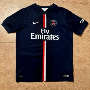 Mörkblå PSG fotbollströja - Tjena säljer nu min PSG tröja då den har blivit för liten för mig nu, tröjan är i mycket bra kondition och om ni har några frågor komm pv.