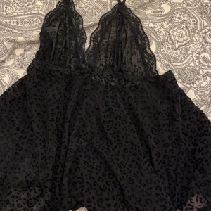 Topp - Festtopp/nattlinne från hunkemöller. Perfekt att ha till fest. Sparsamt använd 💕🙌🏻 Står storlek L på plagget men passar bra på mig med storlek S