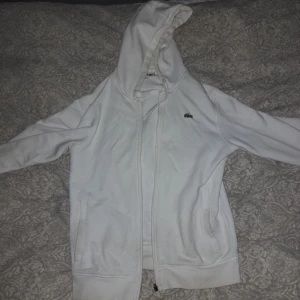 Lacoste tröja - Jag säljer nu min Lacoste tröja då den blivit för liten för mig. OBS fläckarna på ryggen är vattenfläckar(de är alltså inte där egentligen) Priset är inte ristat i sten Skriv till mig vid frågor 