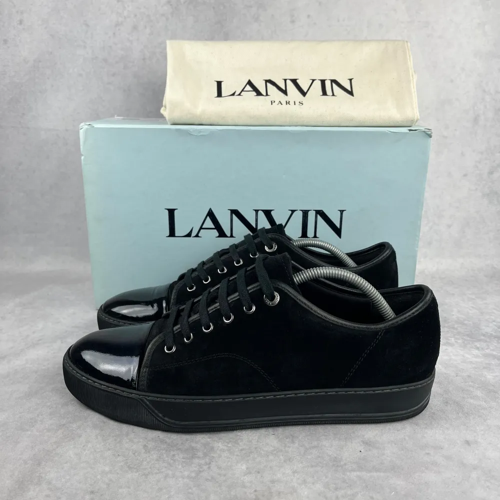 Lanvin captoe sneakers  –  Skick: 8/10  –  Storlek: 43UK9  –  Tillbehör: Dustbag  –  Nypris: 5200 kr  Denna modell är stor i storlek och vi rekommenderar att gå ner en storlek . Skor.