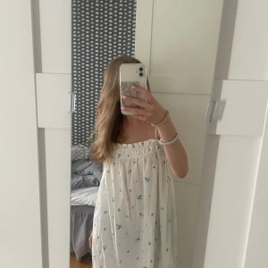 Söt klänning  - Köpte den här på Plick men har inte haft användning för den, de är därför jag säljer. Jätte söt. 