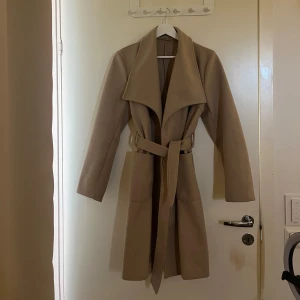 Beige kappa  - Kappa i storlek 36. Inga hål, inga fläckar, helt som ny 