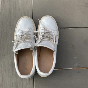 Giussepe zanotti skor - Har använt dessa giussepes väldig länge där av det billiga priset🙂‍↕️ box och dust bag kommer med.🤷‍♀️Nypris:6000kr mitt pris:699