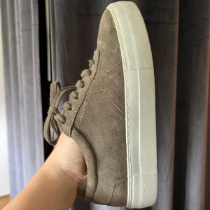 Arigato stl 38 - Jättefina arigatos i stl 38. Endast använda fåtal gånger pga fel storlek. ❤️