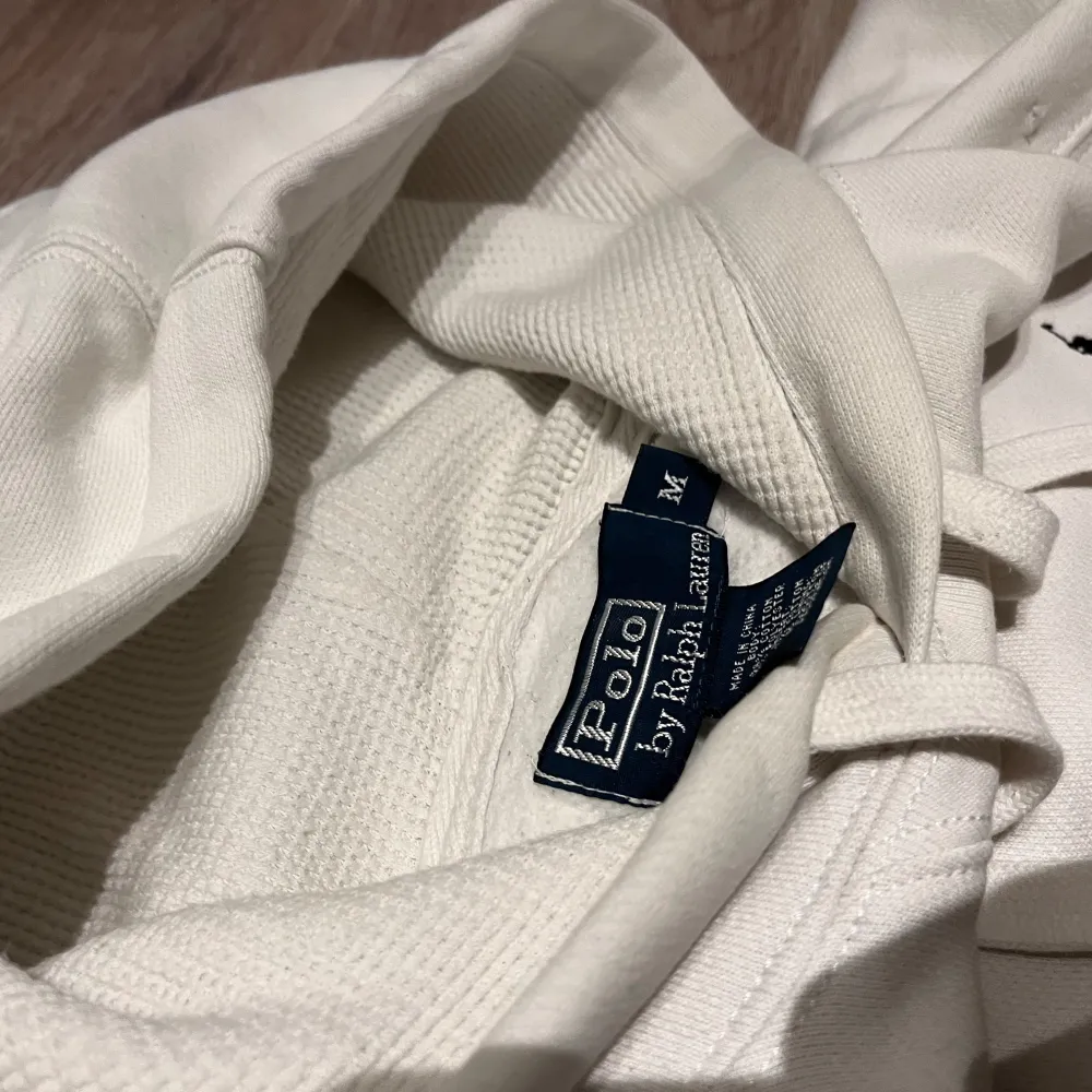 Ralph Lauren Hoodie | bra skick förutom två defekter /mindre hål (bild 4&5) | Storlek M passar även S | nypris runt 2000 | för mer info skriv privat!. Hoodies.