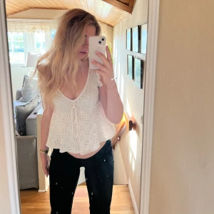 Blus  - Säljer denna superfina blus perfekt till hösten🍂🤎Den är i storlek S och knappt använd (har likadan i svart till salu). Köpte för 350💞 Skriv vid funderingar! 