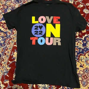 Harry Styles merch - Köpt på konserten i Stockholm. Använt kanske 2 gånger. Fint skick!