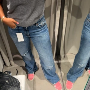 Blå jeans med hål i - Så fina jeans som knappt är använda