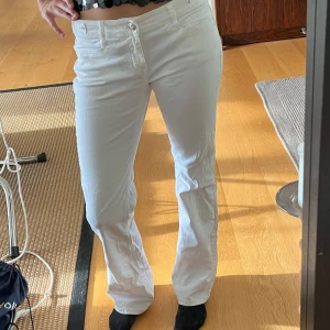 Lågmidjade jeans - Skitballa vita lågmidjade jeans med snygga fickor😍 Sitter snyggt löst och långa på mig som brukar ha S/M och är 175cm lång