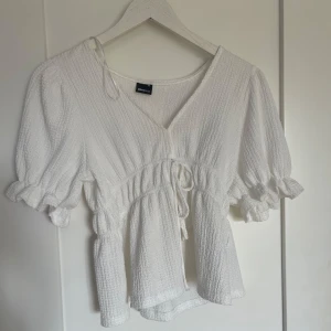 Vit blus  - En jätte fan vit blus från Gina Tricot i storleken XS, andvänd fåtal gånger och e som nyskick 