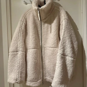 Teddyjacka ifrån hm - Den slutsålda teddyjackan ifrån hm helt ny med prislapp i storlek M