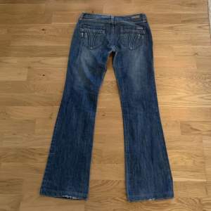 Säljer dessa lågmidjade jeans i bra skick då de inte kommer till användning  Midjemått:78cm Innerbenslängden:80cm