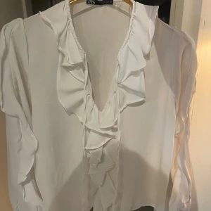 Zara blus - Vit zara blus , säljs inte längre 💓
