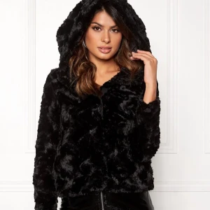 Pälsjacka  - Säljer min svarta pälsjacka från vero Moda, som är köpt för länge sedan men nästan aldrig använd då den inte kommit till användning.