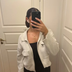 Stickad kofta med dragkedja från Ginatricot - Jättefin stickad kofta med två stora fickor framtill. Helt slutsåld!