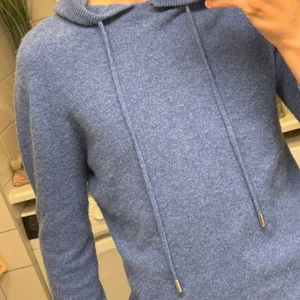 Merinoull tröja - Merinoull tröja | Strl S men passar även XS | pytte liten slitning vid ”kragen” | ljusblå färg |   Pris kan diskuteras, Skriv vid funderingar!  Mvh 