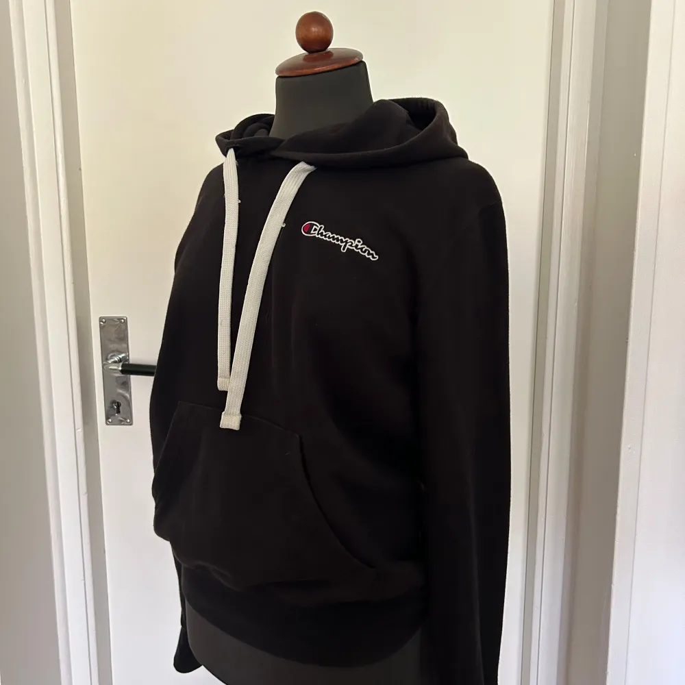 Säljer en svart hoodie från Champion i nyskick. Hoddien är perfekt för höst och vinter, och den är supermjuk och bekväm. Passar både till vardags och chillkvällar. . Neuletakit & Villapaidat.