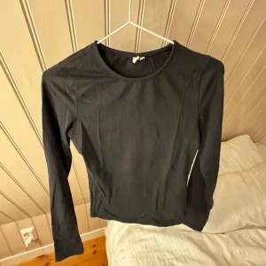 Svart långärmad topp  - Svart långärmad topp från Nelly!! Strl XS, använd 1 gång!!💫