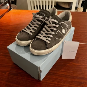 Philipe model stlk 42 - Ett par riktigt feta gråa philipe model som var för små för mig i storlek EU 42 och passar 43 (jag har 44). Helt nya ur lådan, bara testade med lappen och allt kvar.