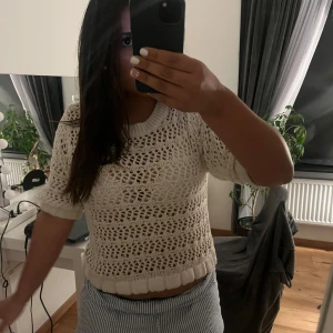 Virkad tröja - Endast använd 1-2 gånger, säljer då den inte används! Inga defekter nästan som helt ny💞