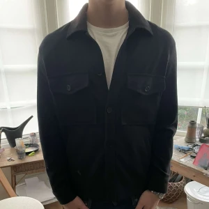 Zara overshirt  - Köpt i våras inte använd mer än 5 gånger dvs nyskick 10/10. Nypris 600 