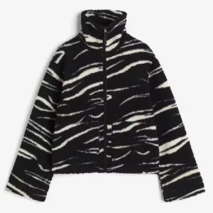 Teddyjacka  - Säljer min populära teddyjacka som är i nyskick och använd fåtal gånger. Pris kan diskuteras vid snabb affär 💋