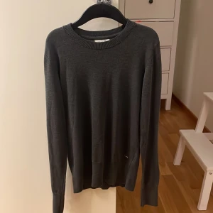 Grå stickad långärmad tröja - Kommer ifrån Lindex men är från märket holly & whyte. Är i storlek S men är tyvärr sönder i ärmen vilket visas på bilden, den är även grå med fina guld knappar💓🙌💕köptes även för ca 400kr men säljer för 150kr💕