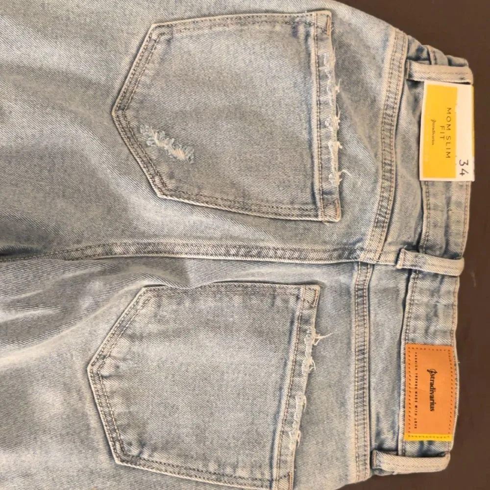 Superfina Stradivarius jeans, helt nya med prislappen kvar beställde dem i fel storlek så aldrig använda. . Jeans & Byxor.