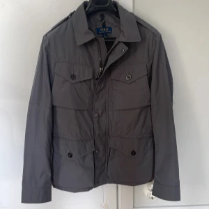 Ralph Lauren field jacka - Ny Ralph Lauren jacka som endast är andvänd en gång (alltså i helt ny skick). Ny pris ligger på ungefär 4000kr. Passar mig inte som jag gillar där av att jag säljer. Storlek S men väldigt stor i formen. 