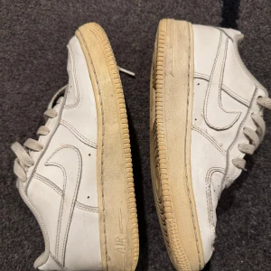 Vita Nike Air Force sneakers - Säljer ett par klassiska vita äkta Nike Air Force sneakers! Kommer självfallet tvättas i tvättmaskin innan frakt🌸 Storlek 36, lågt pris pga slit på skorna🥰